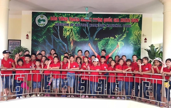 Ảnh: Học sinh trường tiểu học Tân Phú – Huyện Tân Sơn tham gia hoạt động “giáo dục môi trường”  tại Bảo tàng thiên nhiên VQG Xuân Sơn