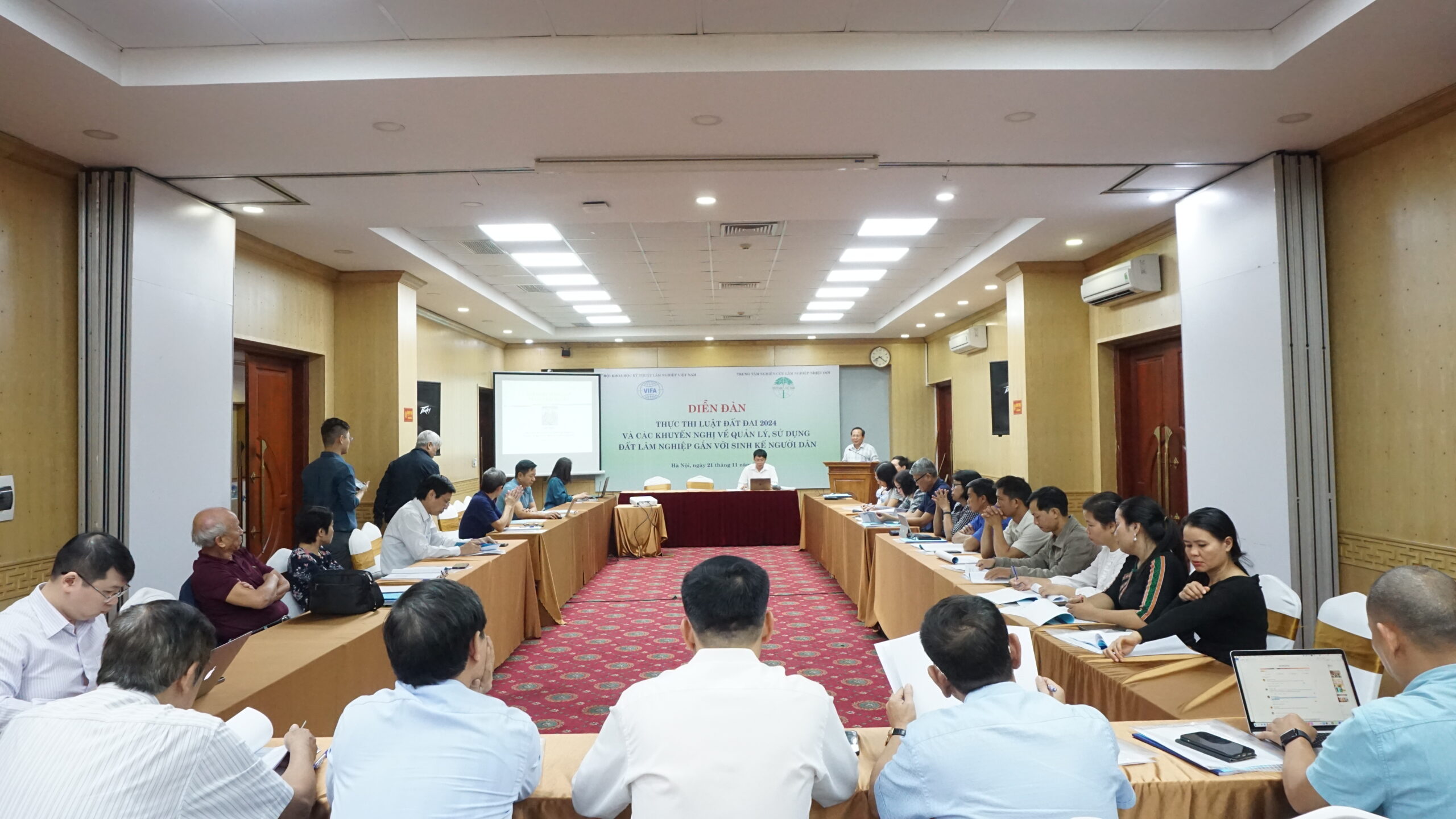 Toàn cảnh diễn đàn.