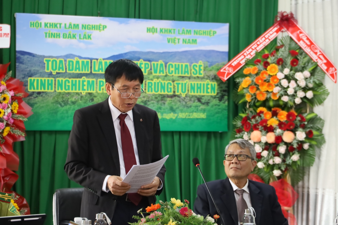TS. Nguyễn Phú Hùng, Chủ tịch Hội Khoa học Kỹ thuật Lâm nghiệp Việt Nam phát biểu tại buổi tọa đàm. Ảnh baodaklak