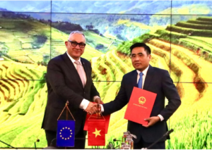 Thứ trưởng Nguyễn Quốc Trị và Cao uỷ Jozef Siskela trao Hiệp định tài chính cho Dự án “Hỗ trợ ngành Lâm nghiệp Việt Nam của Liên minh châu Âu”. Ảnh: Phương Linh.