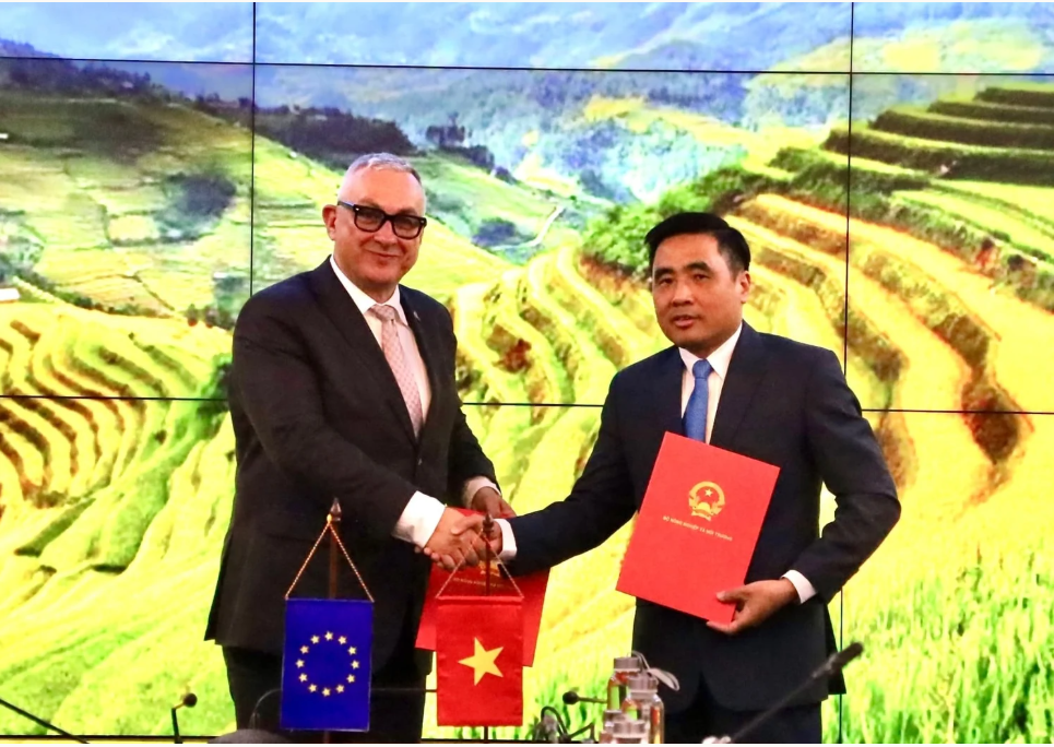 Thứ trưởng Nguyễn Quốc Trị và Cao uỷ Jozef Siskela trao Hiệp định tài chính cho Dự án “Hỗ trợ ngành Lâm nghiệp Việt Nam của Liên minh châu Âu”. Ảnh: Phương Linh.